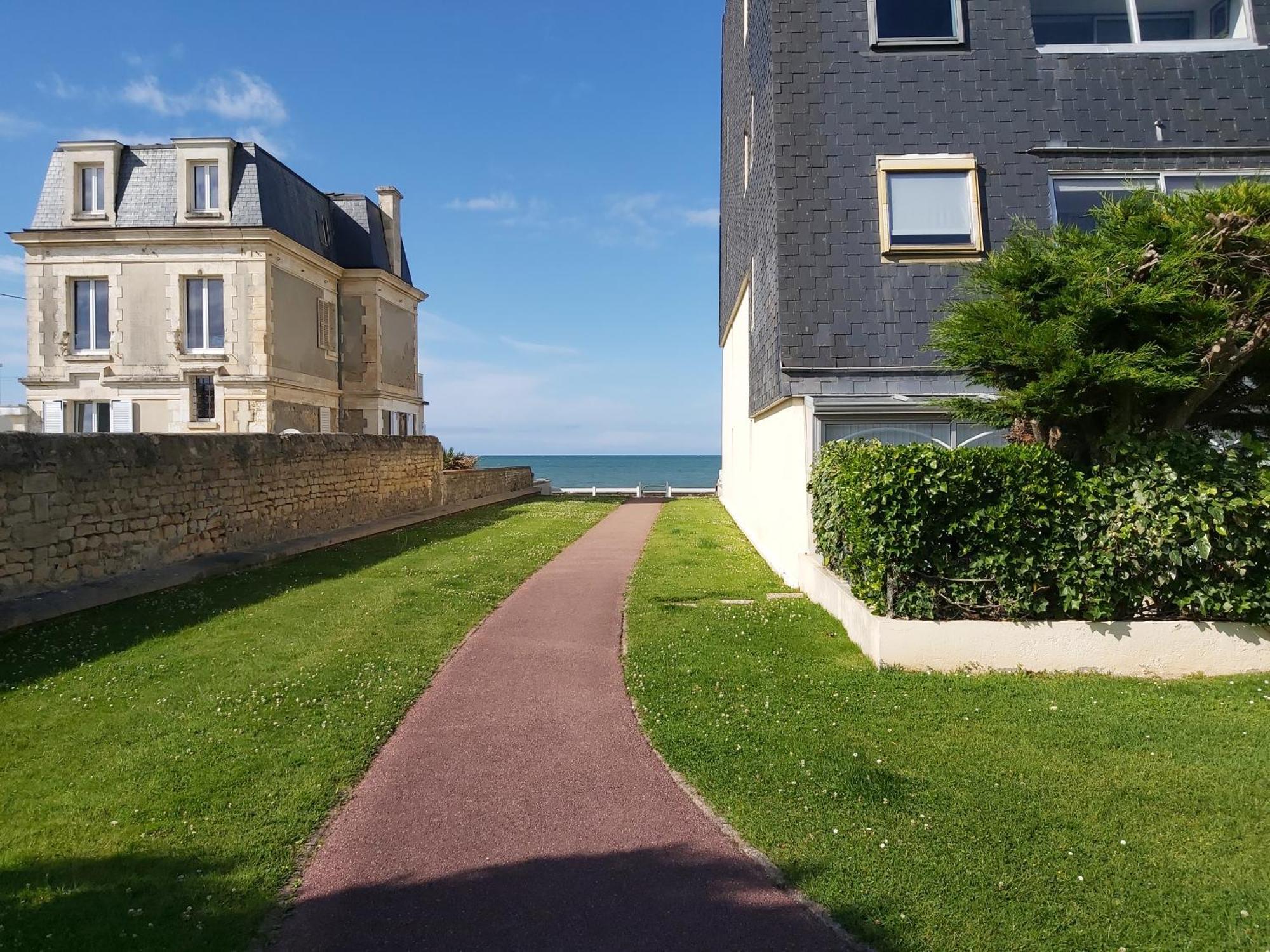 Les Pieds Dans L'Eau - Acces Direct A La Plage Bernieres-sur-Mer Exterior photo