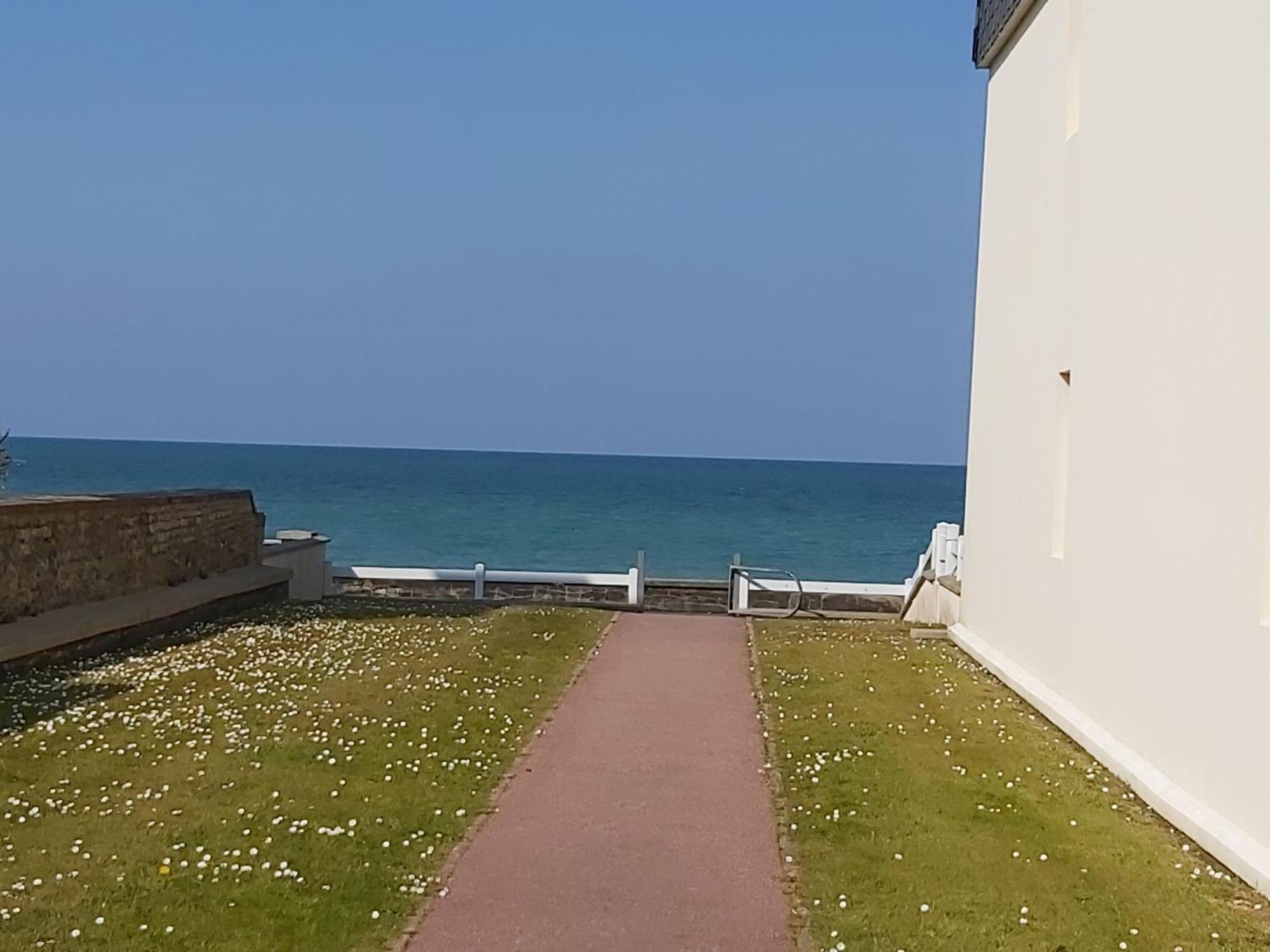 Les Pieds Dans L'Eau - Acces Direct A La Plage Bernieres-sur-Mer Exterior photo